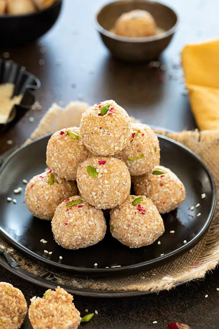 WHITE TILL LADDU 